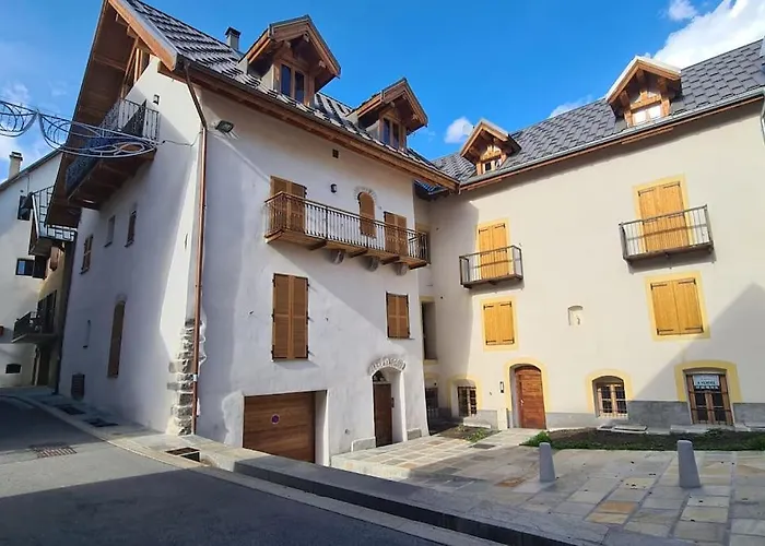 Les Suites Du Monetier, Alliant Le Charme Et L\'Authenticite D\'Un Chalet De Prestige Au Coeur Du Village