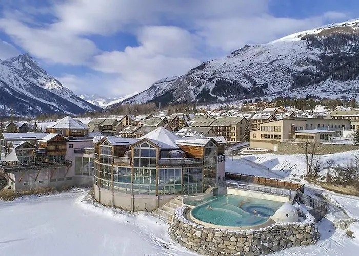 Les Suites Du Monetier, Alliant Le Charme Et L\'Authenticite D\'Un Chalet De Prestige Au Coeur Du Village