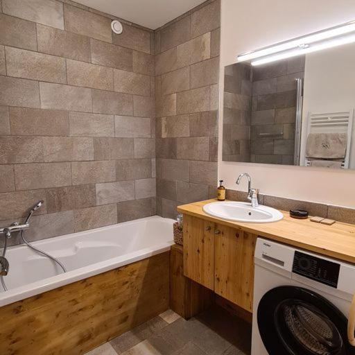 Les Du Monetier: Charming Prestige In Village Heart *